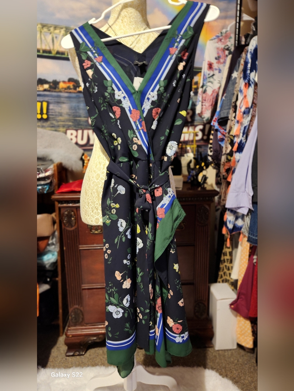 PRELOVED ANN TAYLOR SIZE 2 P Floral V-Neck Wrap Dressnin Navy and Green